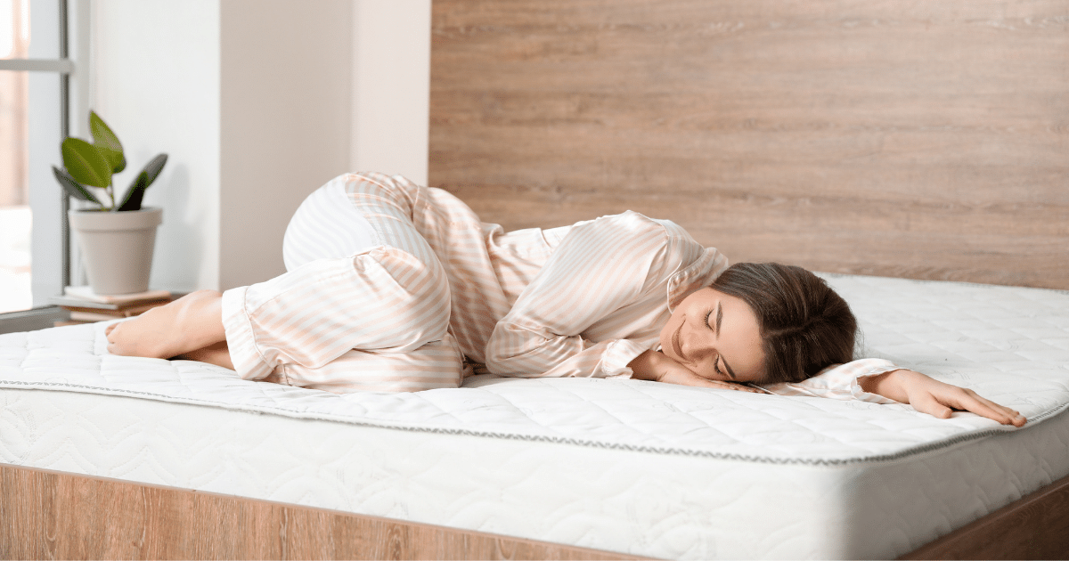 การนอนพักผ่อนมีความสำคัญที่สูงมากในชีวิตประจำวันของเรา แต่การเลือกที่นอนที่ดีมีความสำคัญอย่างมากที่สุดหรือไม่? ที่นอนไม่ได้เป็นแค่เพียงเครื่องมือในการพักผ่อนเท่านั้น มันยังเป็นหลักการสำคัญที่ส่งผลต่อการฟื้นตัวของร่างกาย การใช้เวลานอนมากกว่า 8 ชั่วโมงต่อวันเป็นสิ่งที่สำคัญ เพื่อให้ร่างกายได้พักผ่อนอย่างเต็มที่ ถ้าคุณมีที่นอนที่ดี มันจะสนับสนุนการรักษาร่างกายให้มีสมดุล ช่วยลดปัญหาปวดหลัง และส่งเสริมสุขภาพที่ดี หากคุณกำลังมองหาที่นอนที่ดีและมีประสิทธิภาพ วันนี้เราได้คัดที่นอนมาให้เพื่อน ๆ เลือก เพื่อช่วยให้ตัดสินใจซื้อได้ง่ายขึ้น เราไปดูกันเลยว่าที่นอนยี่ห้อไหนดี ตรงใจคุณมากที่สุด